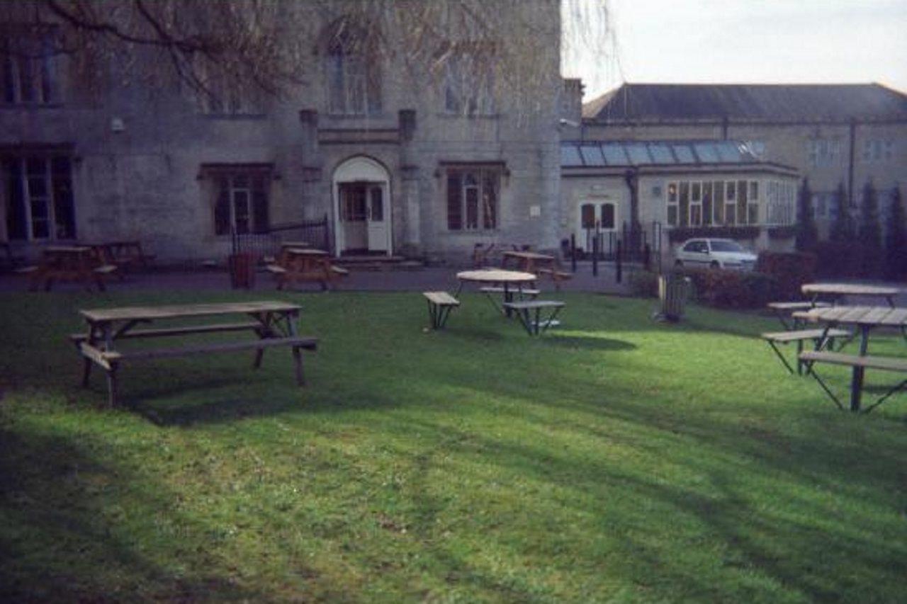 Premier Inn Stroud สเตราด์ ภายนอก รูปภาพ