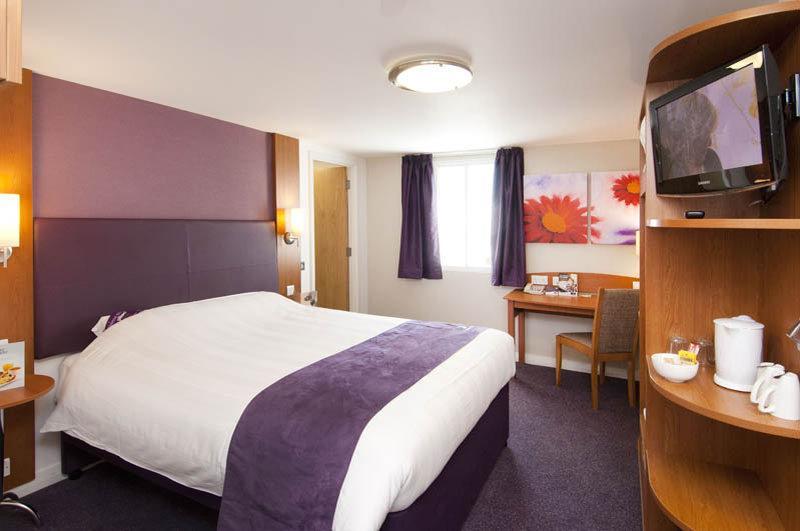 Premier Inn Stroud สเตราด์ ภายนอก รูปภาพ