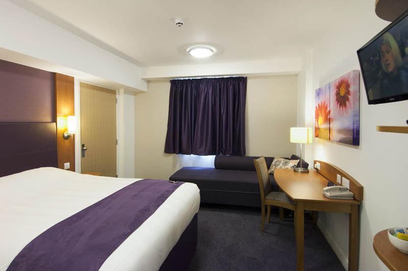 Premier Inn Stroud สเตราด์ ภายนอก รูปภาพ